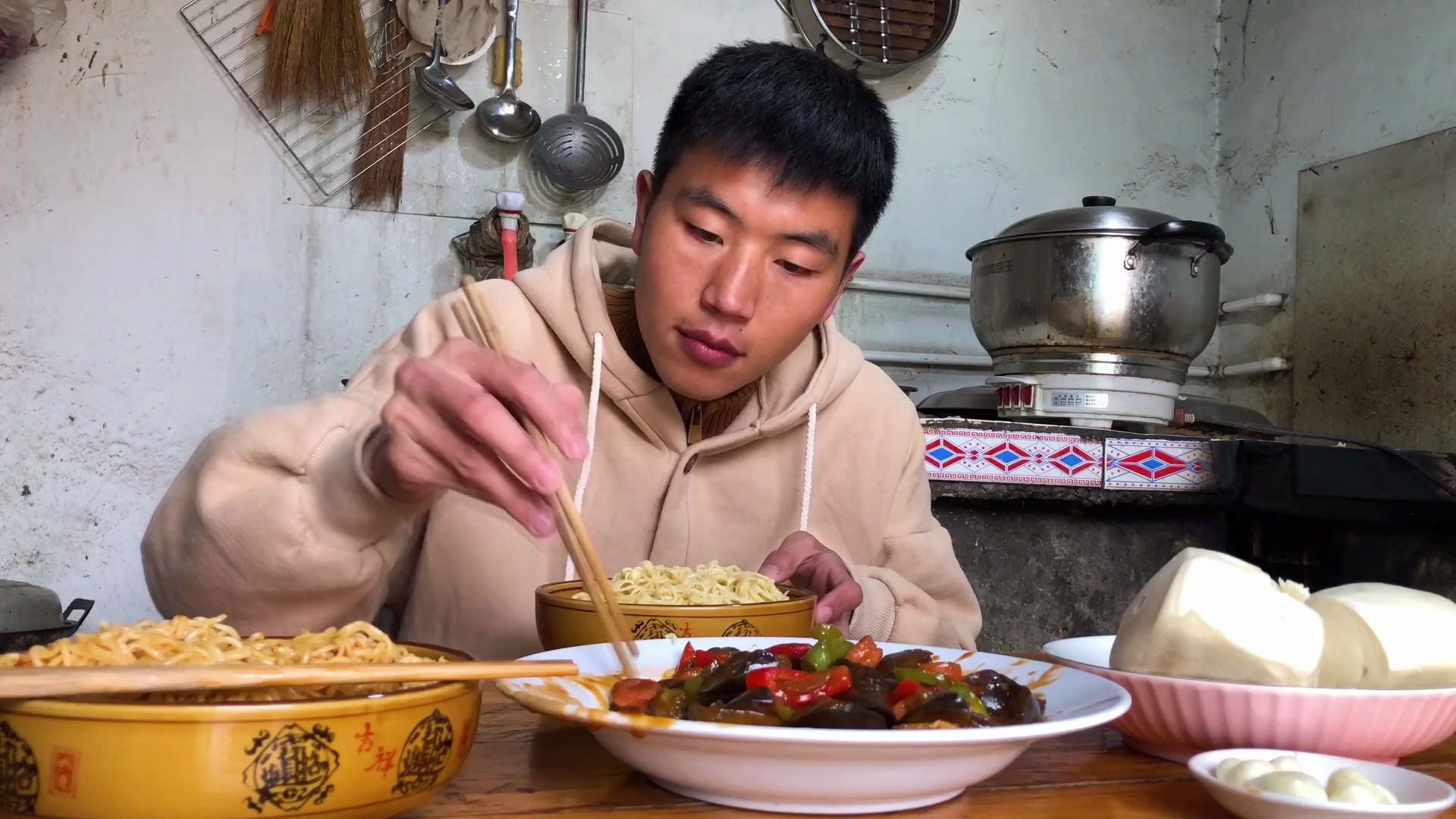 活动  农村小伙一顿吃4桶泡面,一大盘红烧茄子2个山东馒头,饭量直追徐