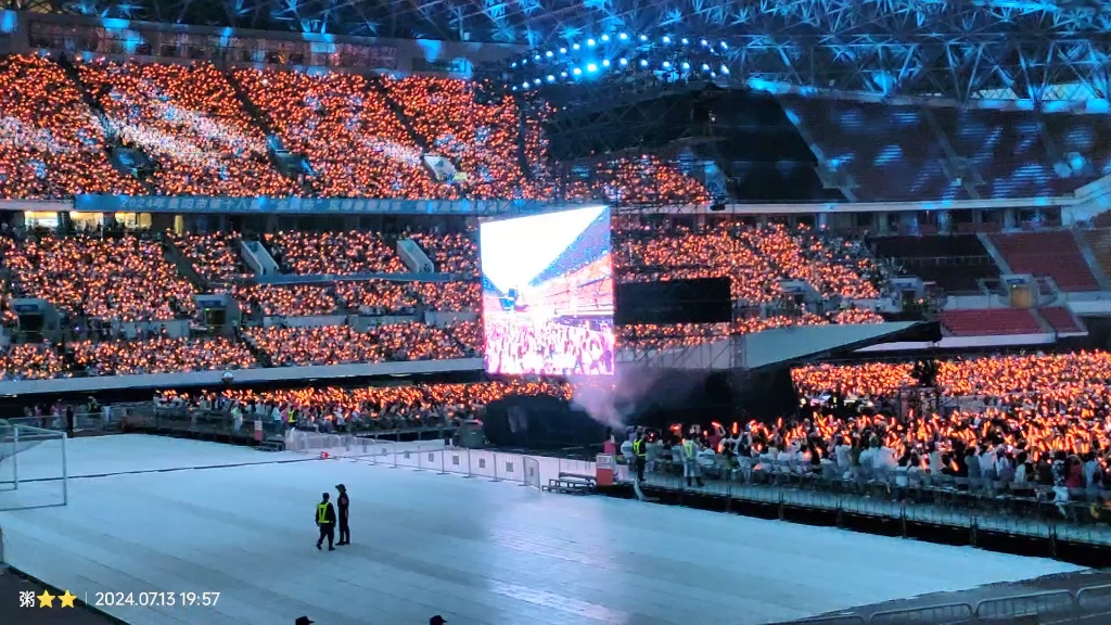 [图]周深贵阳演唱会。4.2万人同落梦。