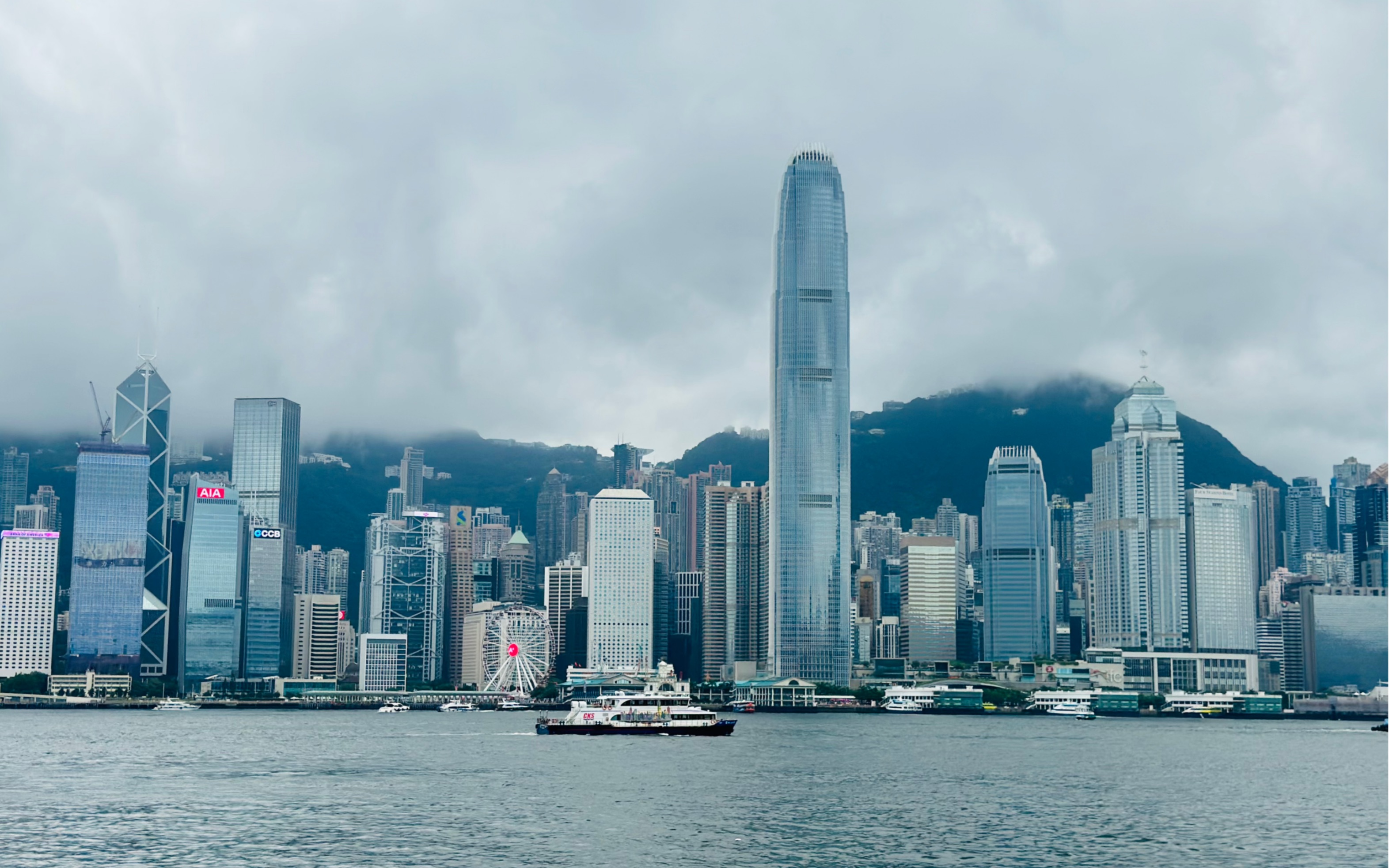 夏天总来来香港吹一下维多利亚港的海风吧!