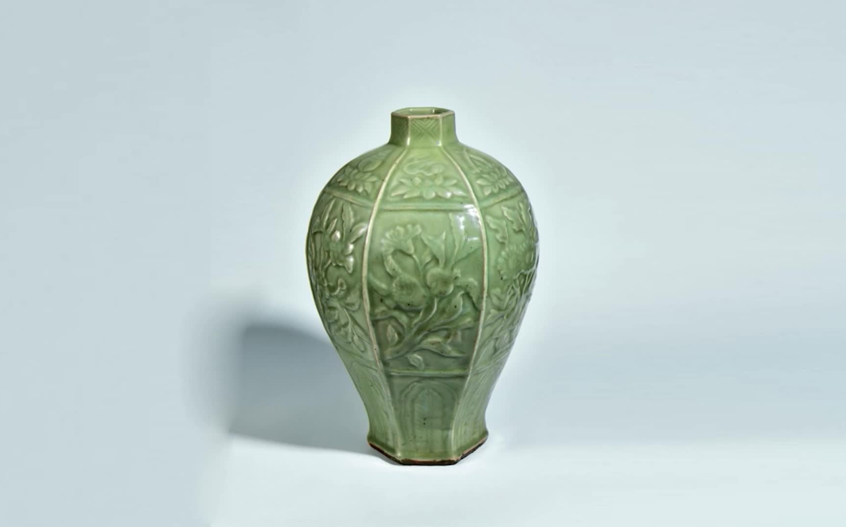 龙泉青瓷瓷物志元龙泉窑浮雕花卉瑞果纹六方梅瓶(中贸圣佳国际)