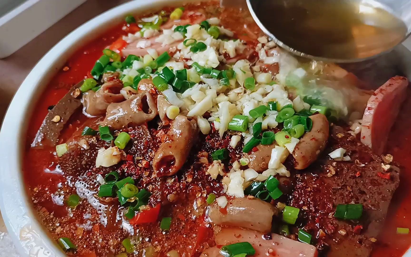 20元做一盆重庆江湖菜毛血旺,汤汁洪亮,麻辣鲜香,吃得直冒汗