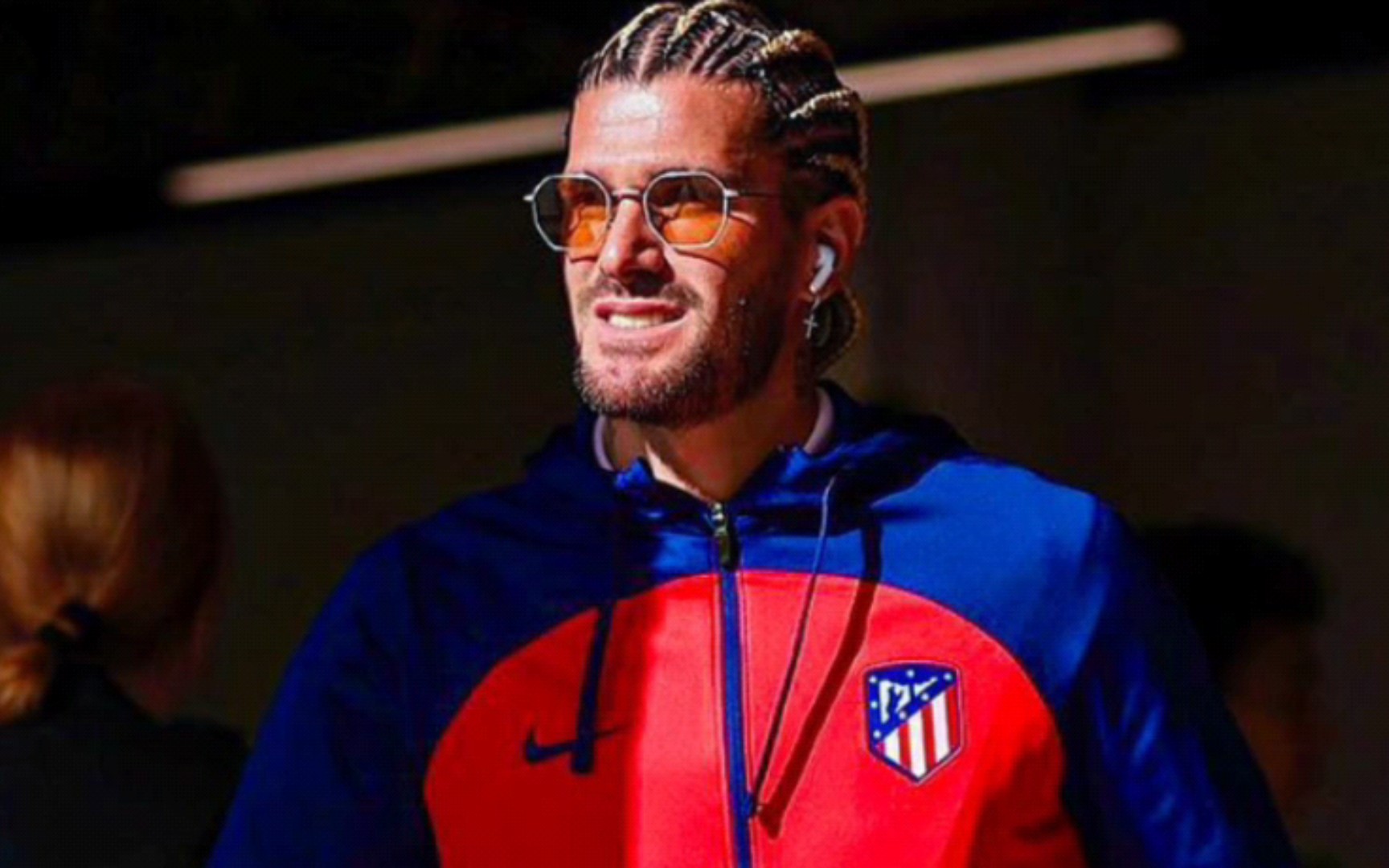 近几日的德保罗 戴眼镜了嗷