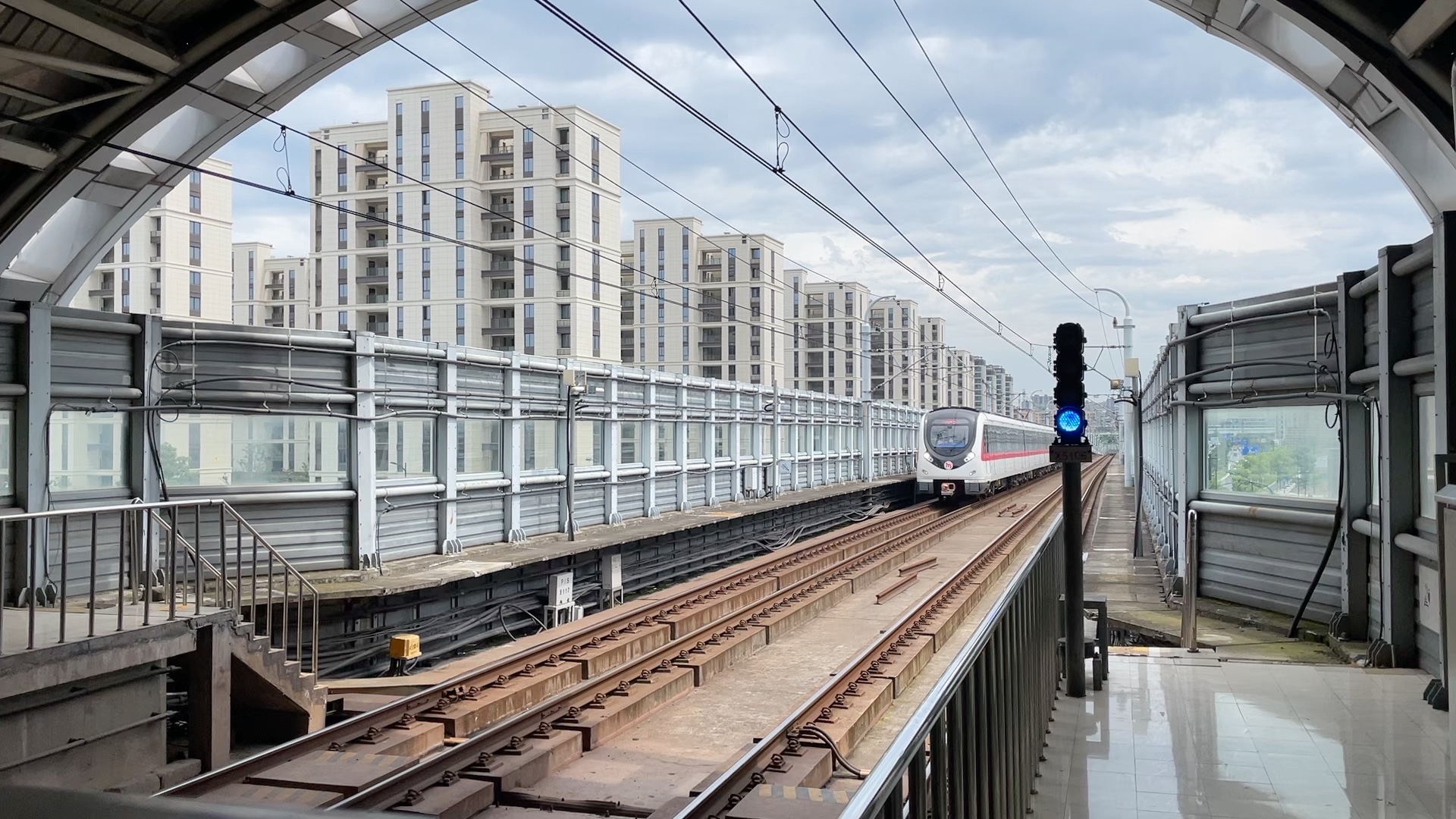 杭州地铁1号线 乔司南站 临平方向列车进站