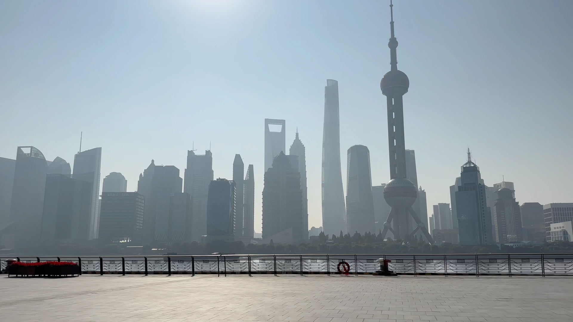 魔幻的上海陆家嘴天际线