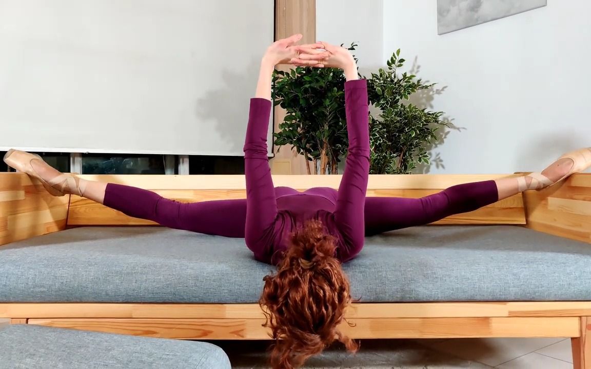 美女柔术一字马Ballerina stretching on the couch哔哩哔哩bilibili