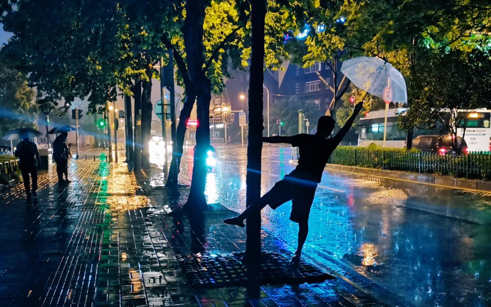 [图]某天夜晚，我在雨中起舞，雨中曲～