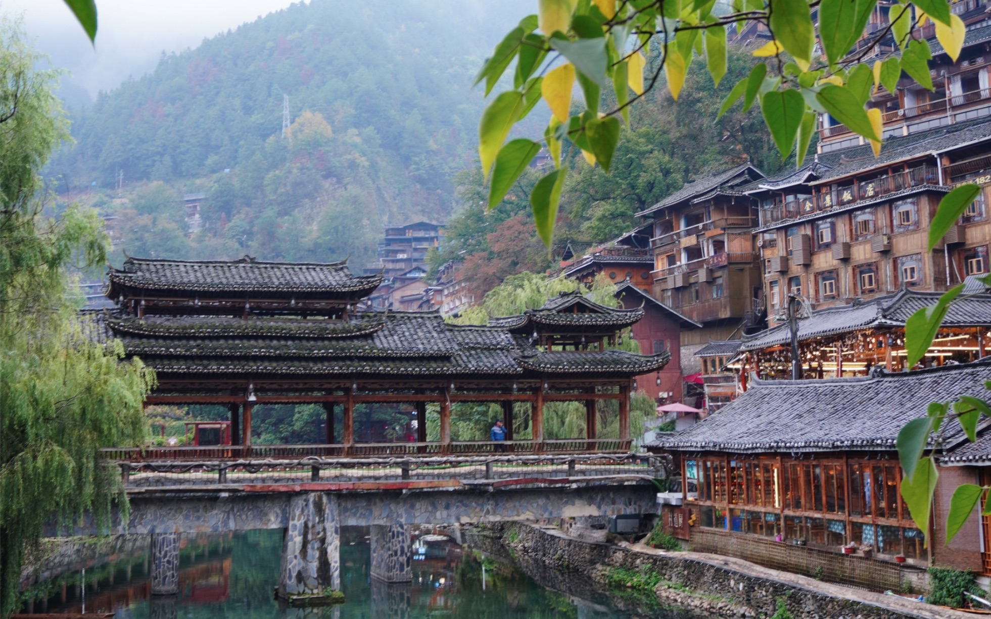 西江千户苗寨,天气太冷了,苗族少女下次当吧