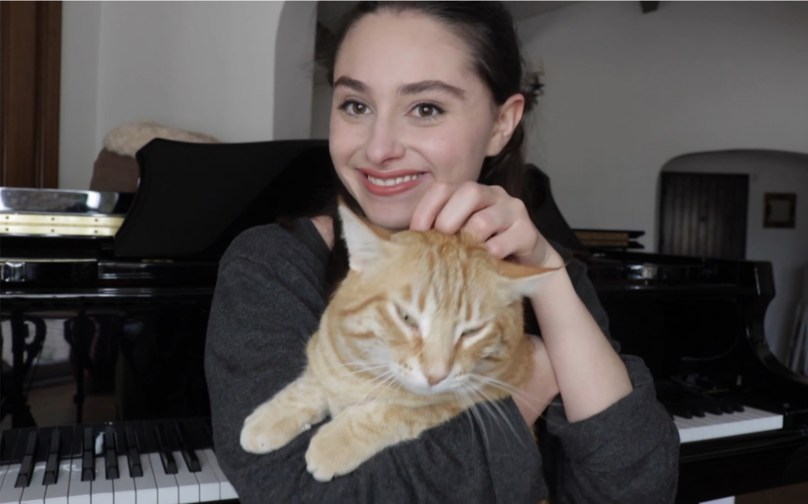 esther abrami & 弹琴 撸猫 当你困在家要做的十件有音乐的事情 10