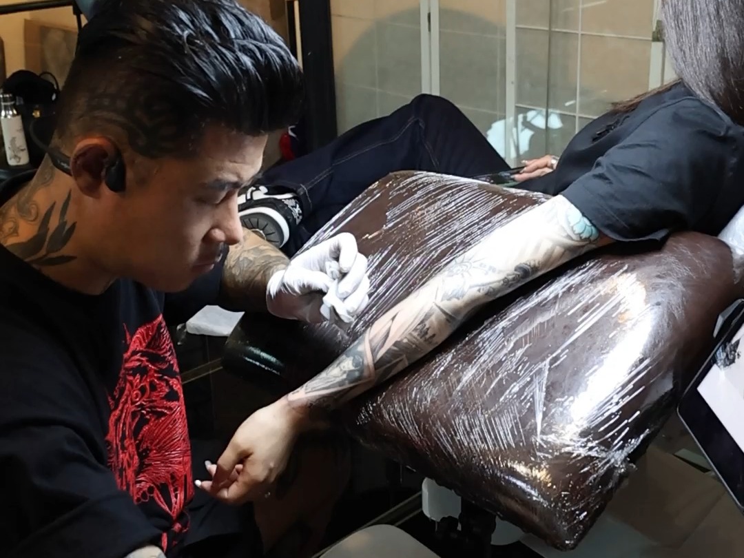 雷势疯人院 王雷花臂纹身作品 过程记录 20240508