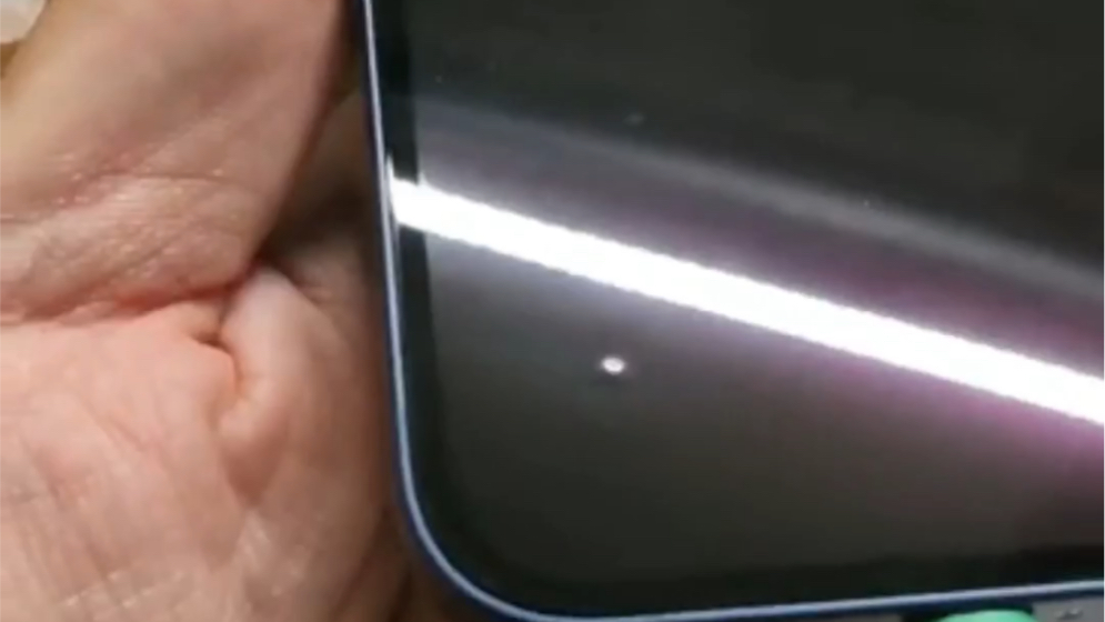 iphone12上手翻车--屏幕迷之凸起?