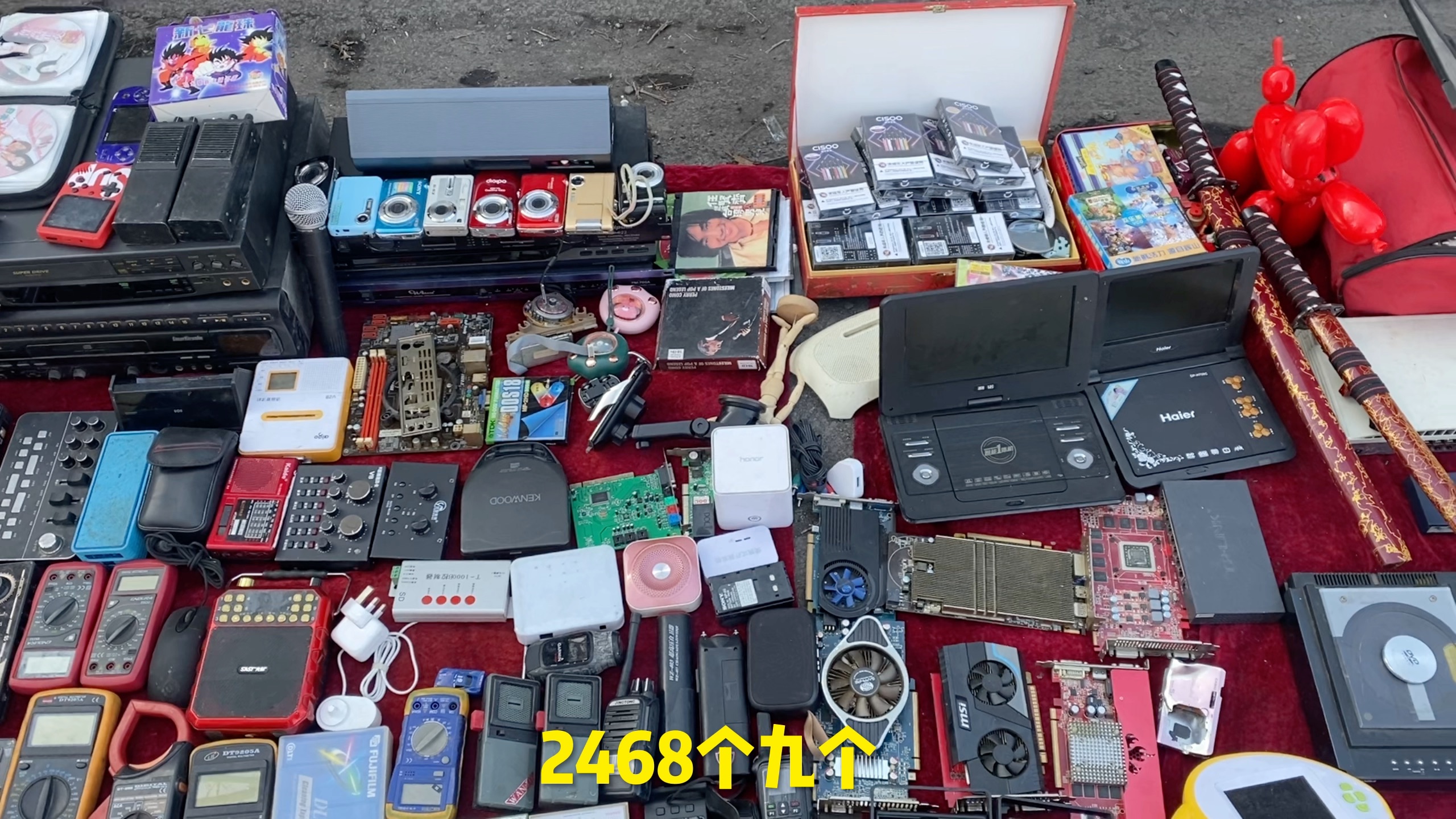 500块在地摊上买了台苹果15plus,强忍着激动的心,买完就跑