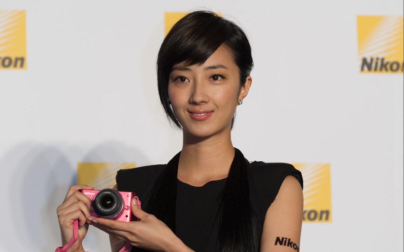 女明星桂纶镁颜值扛把子美貌和帅气并存