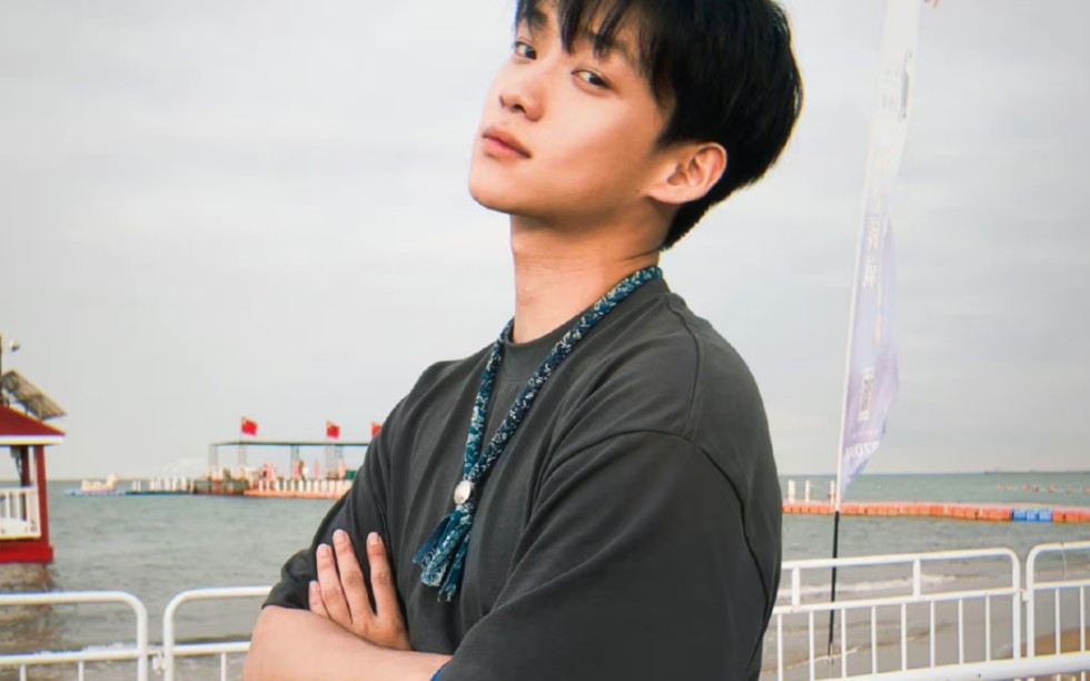 徐滨《》"城市慷慨亮了一整夜光,如同少年不惧岁月漫长.