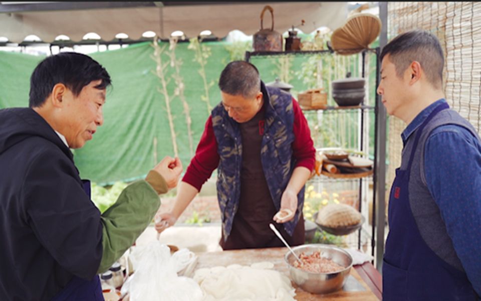 两位川菜特级大师齐上阵,口蘑龙眼包和红油拌鸡为谁做?火哥只能打下手