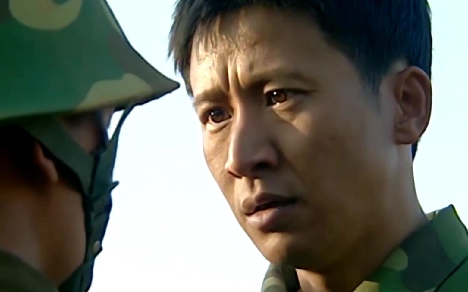 闯大祸了,许三多带热鸡蛋导致演习失败,连长暴跳:拉出去毙了!