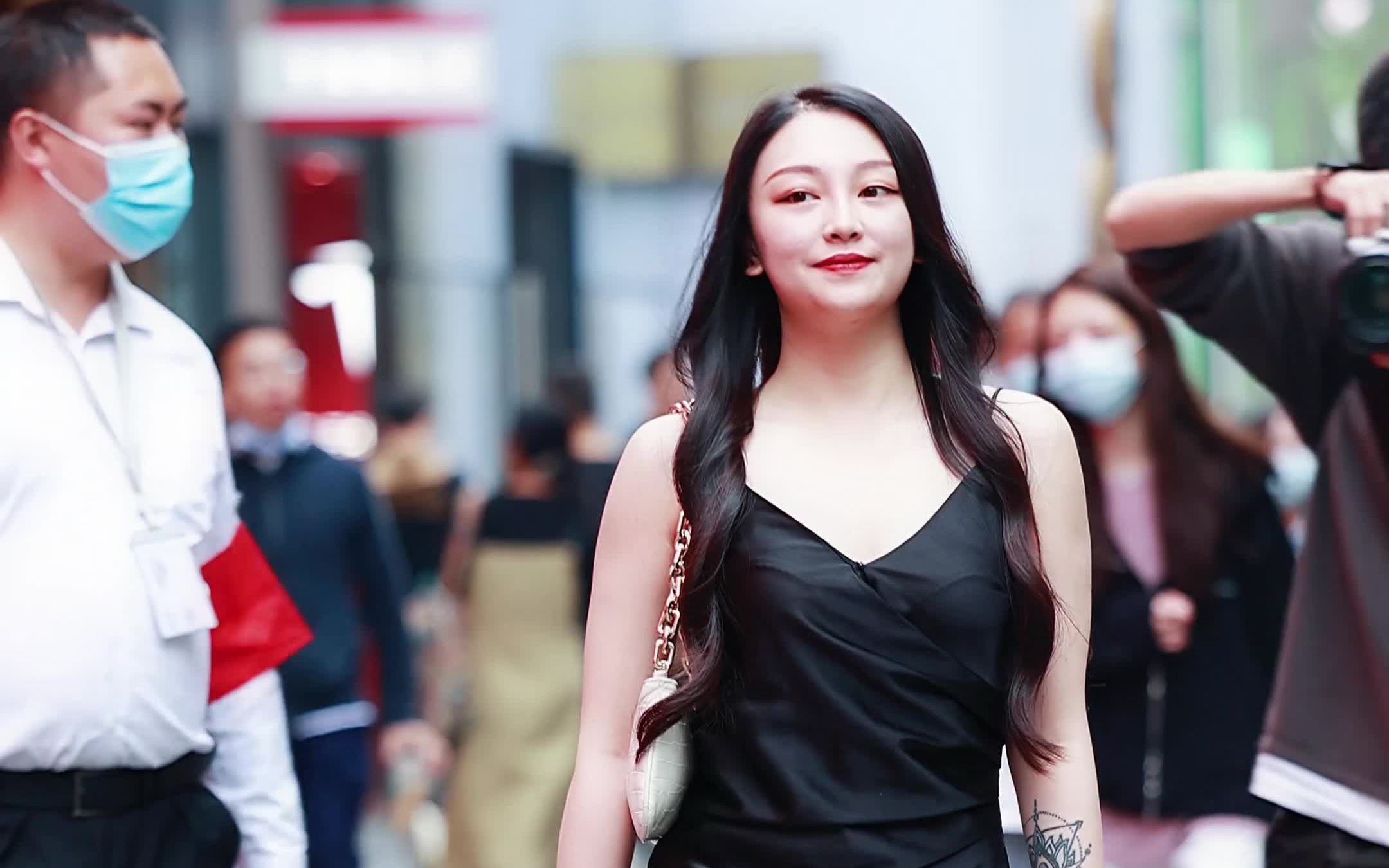 你们喜欢的黑丝连衣裙,好看吗?成都街拍太古里街拍春熙路街拍街拍美女