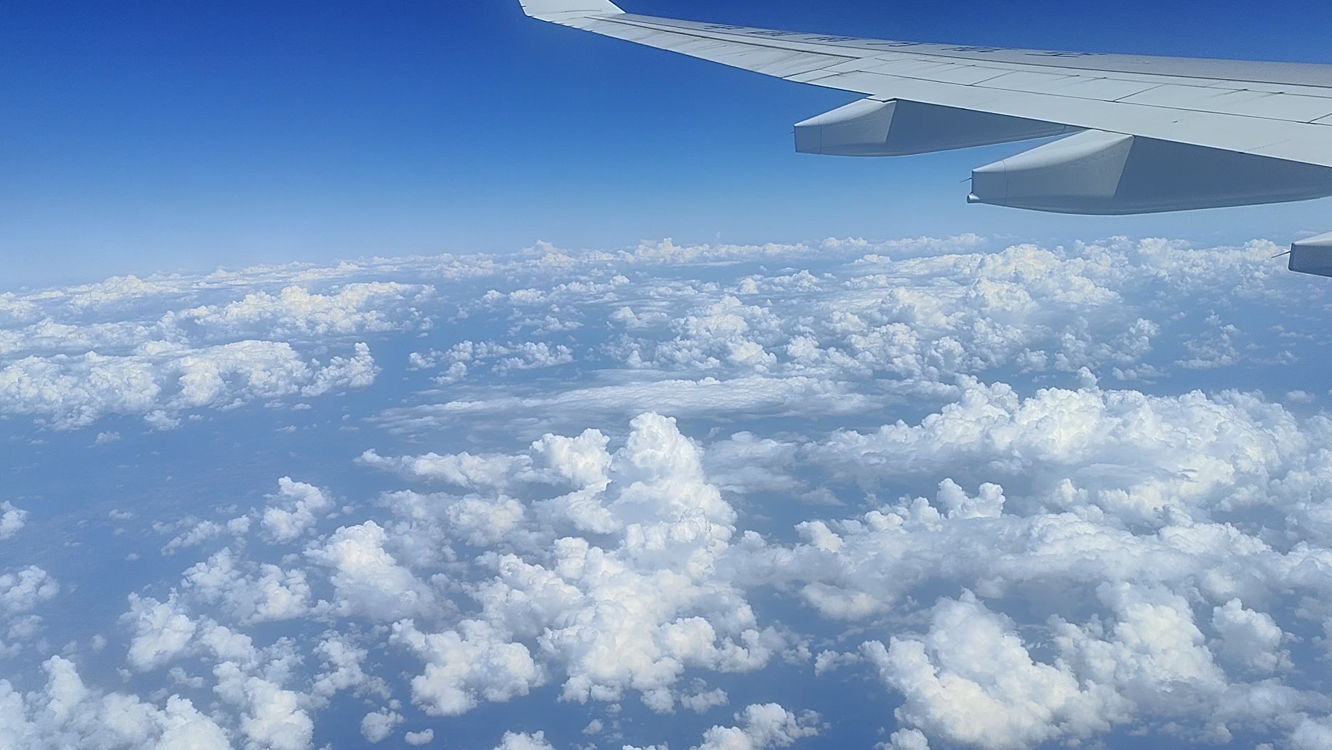 天气真好啊,层层叠叠的云朵