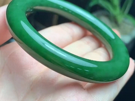 和田玉老料碧玉菠菜绿手镯54口径 品相完美 无黑点无裂油润的菠菜绿色