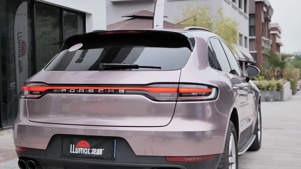 保时捷macan,装贴冰莓粉改色膜,是不是你的梦中情车呢#保时捷macan#改