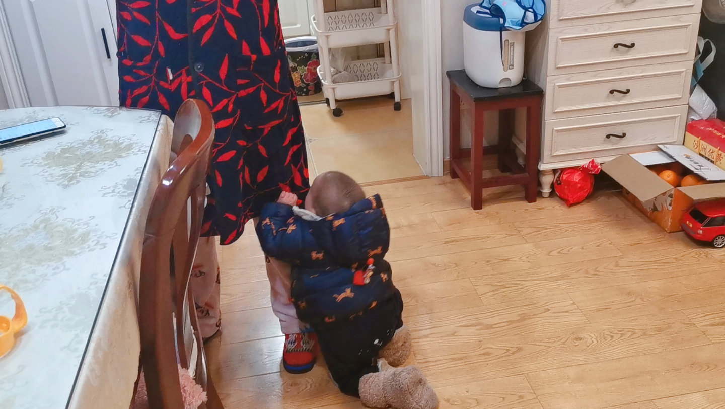 快10个月的宝宝完全不能见外婆吃东西,疯狂抱大腿,还得靠着外婆坐,要