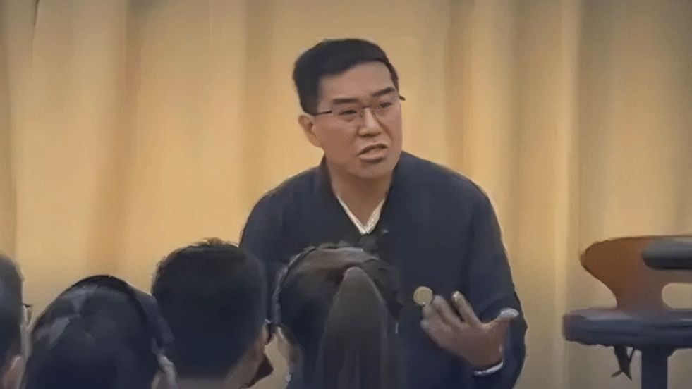曾被央视曝光的传销头目，出狱后摇身一变成“国学大师”，创办浙江新昌如是书院，用歪理给家长洗脑