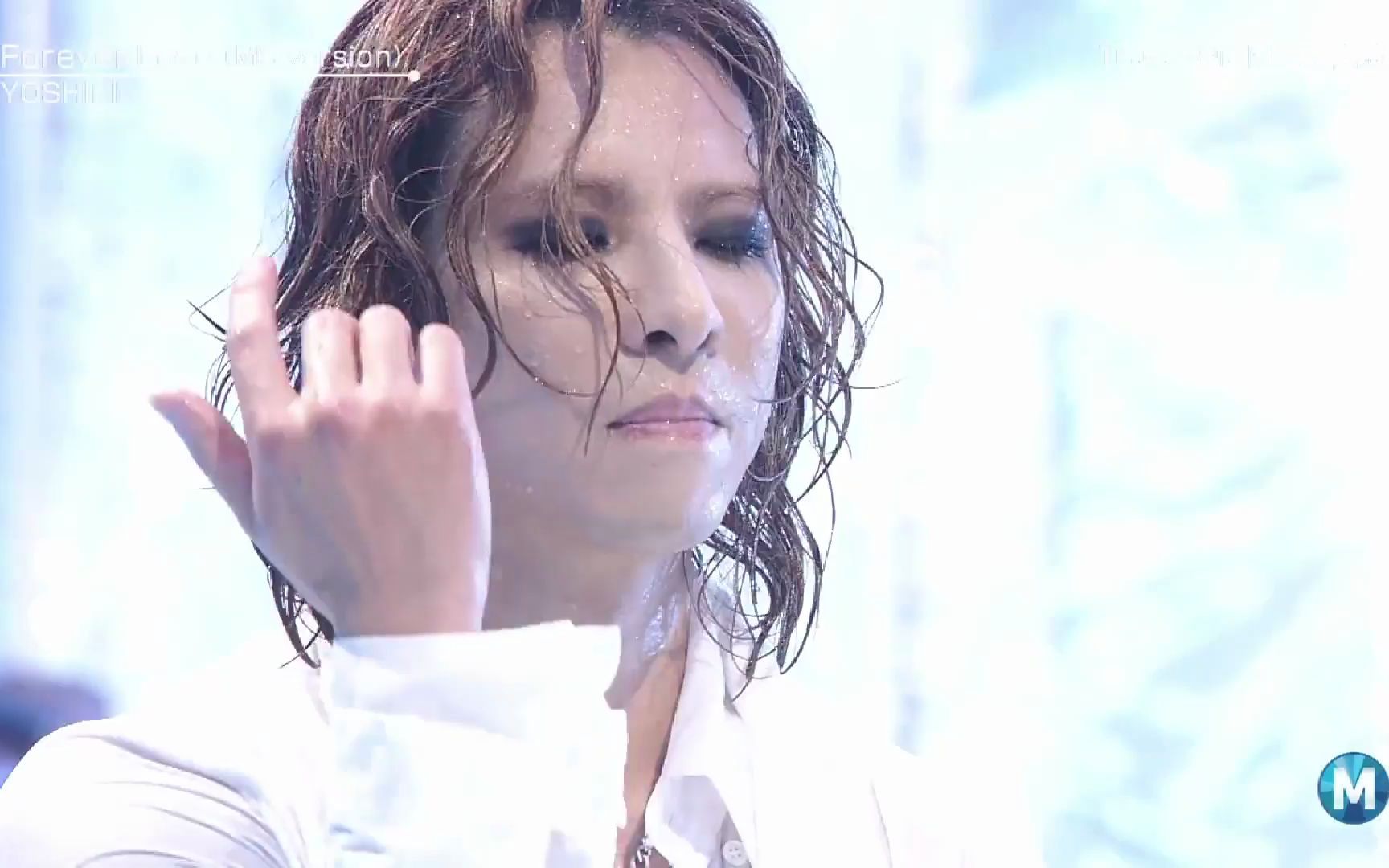 [图]大型降雨现场！YOSHIKI《Forever Love》钢琴独奏现场版