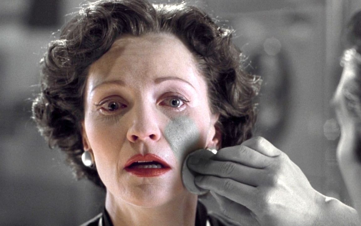 黑白世界中不允许出现彩色女子只能每天涂黑白颜料遮住自己的脸速看