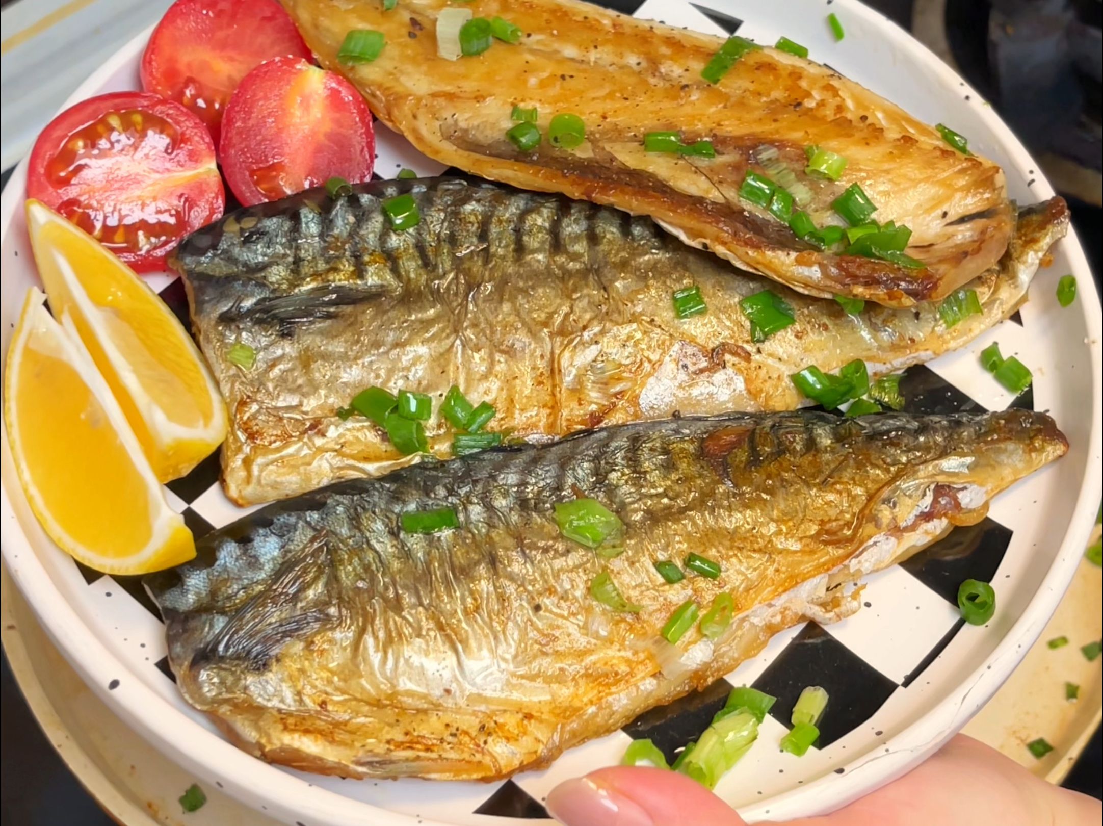 日料必点的挪威青花鱼,煎一下鲜香四溢,大家一定要试试!