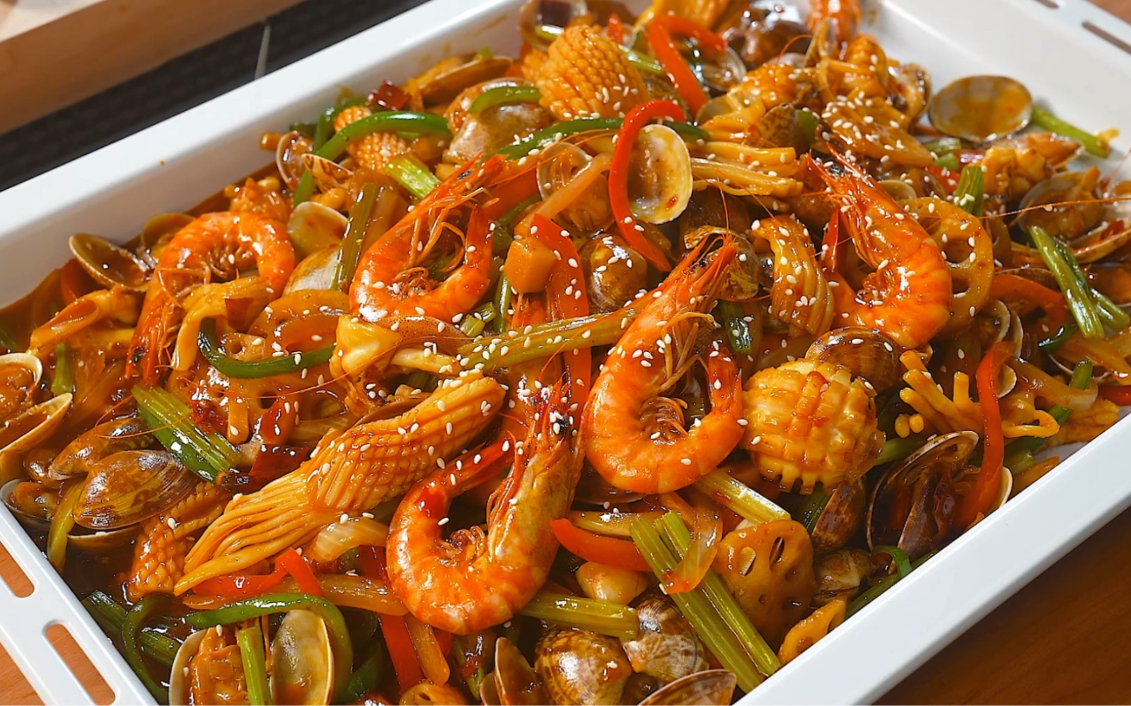 做了一点爆炒小海鲜,追着剧,吃饱喝足拼乐高,真是充足的一天～_哔哩