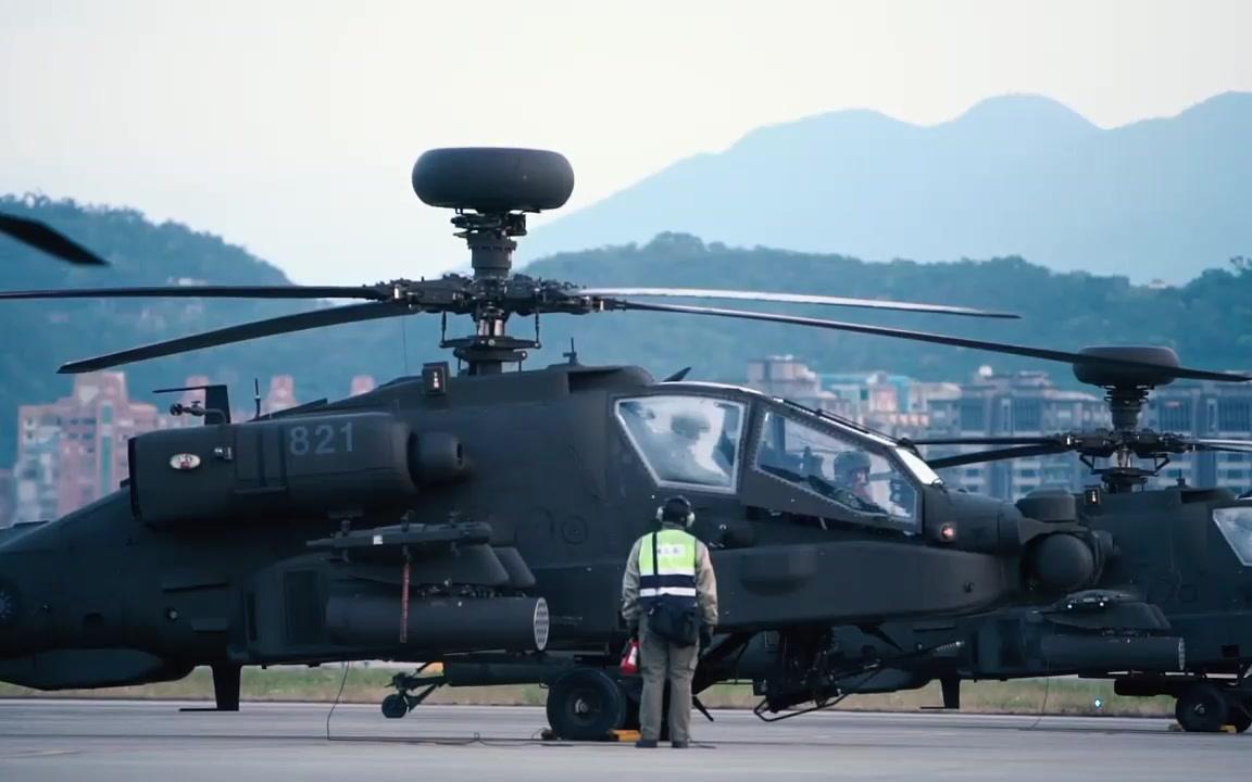 阿帕奇和黑鹰直升机空中编队展现精良战力