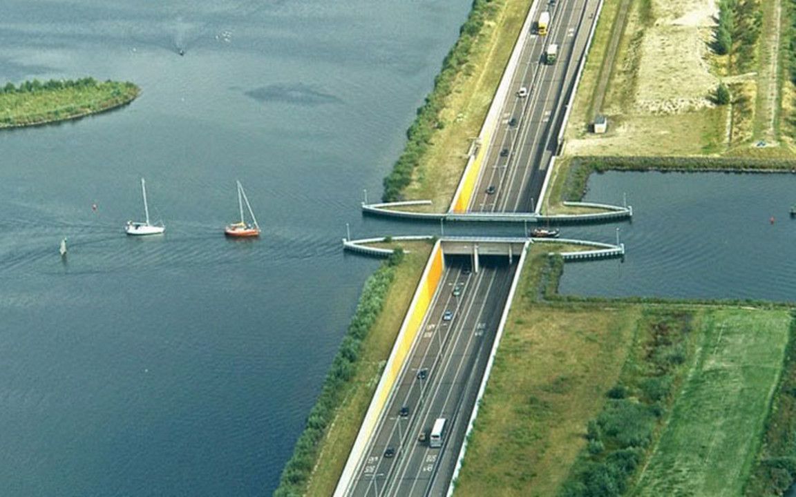 【脑洞大开】荷兰的桥梁水道,轮船在桥上开,汽车在河里跑