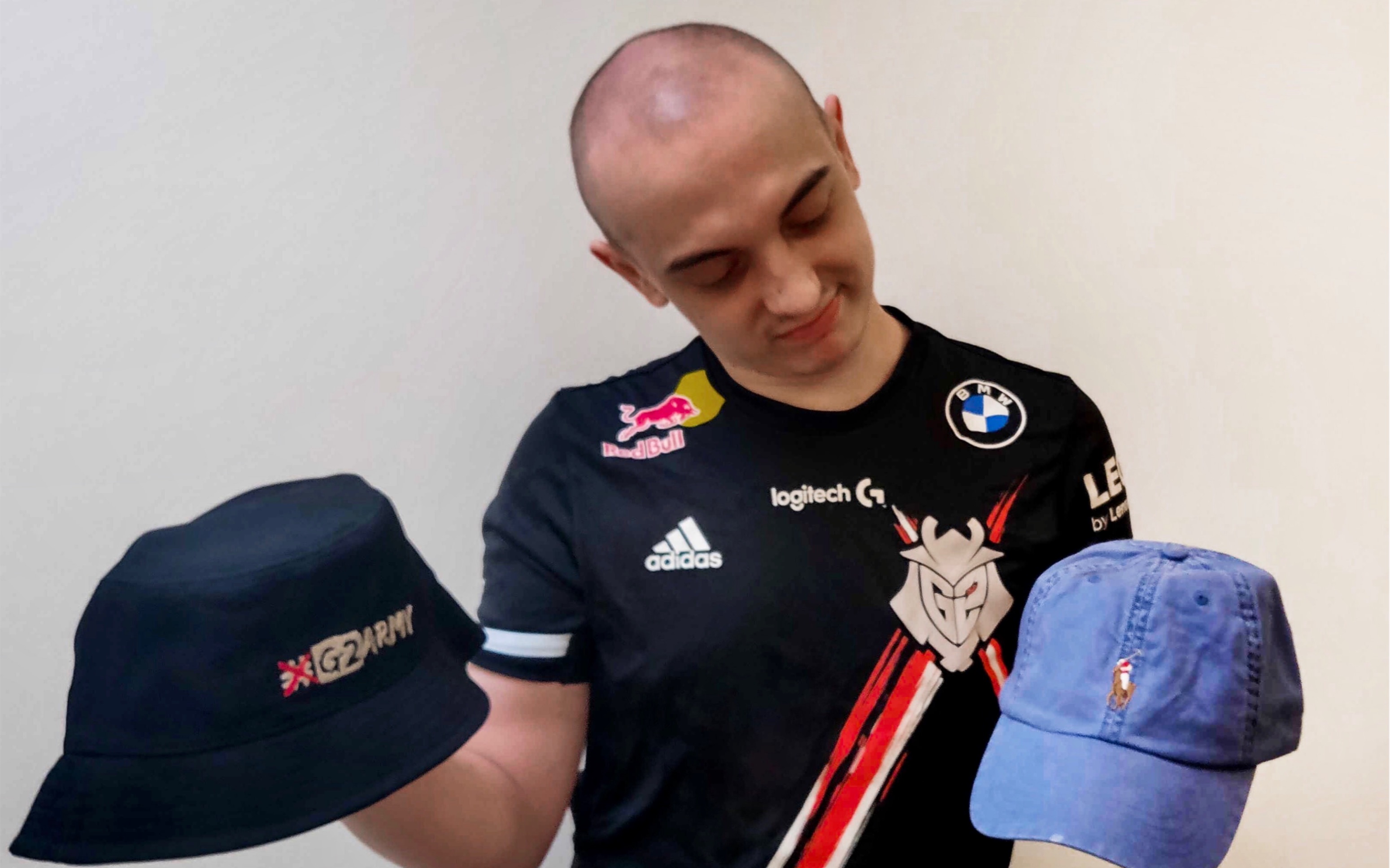 caps采访解释剃光头的原因