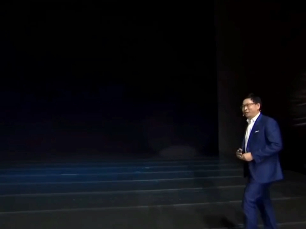 这自信六亲不认的步伐只有余承东走的出！哈哈…