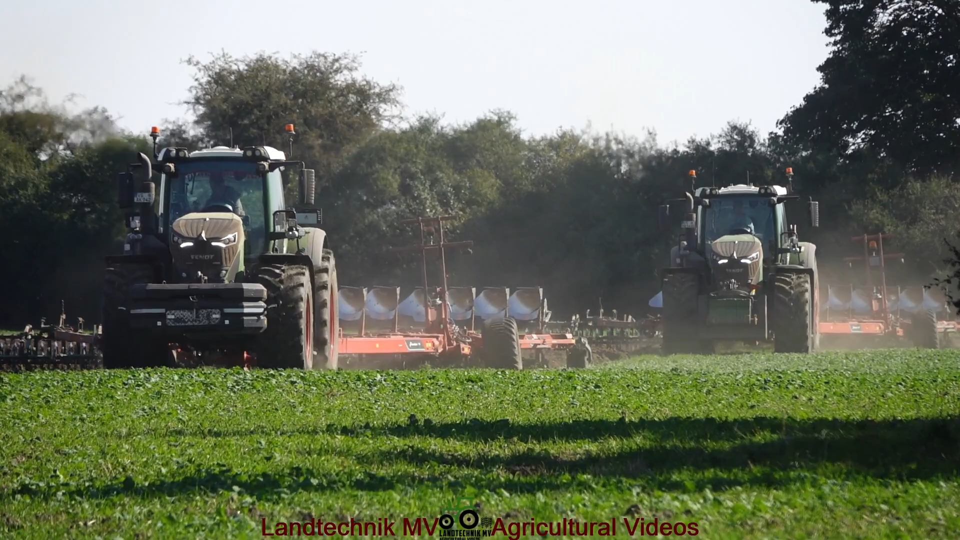 使用两台 fendt 942 犁耕,每台配备 kverneland 12 犁沟犁