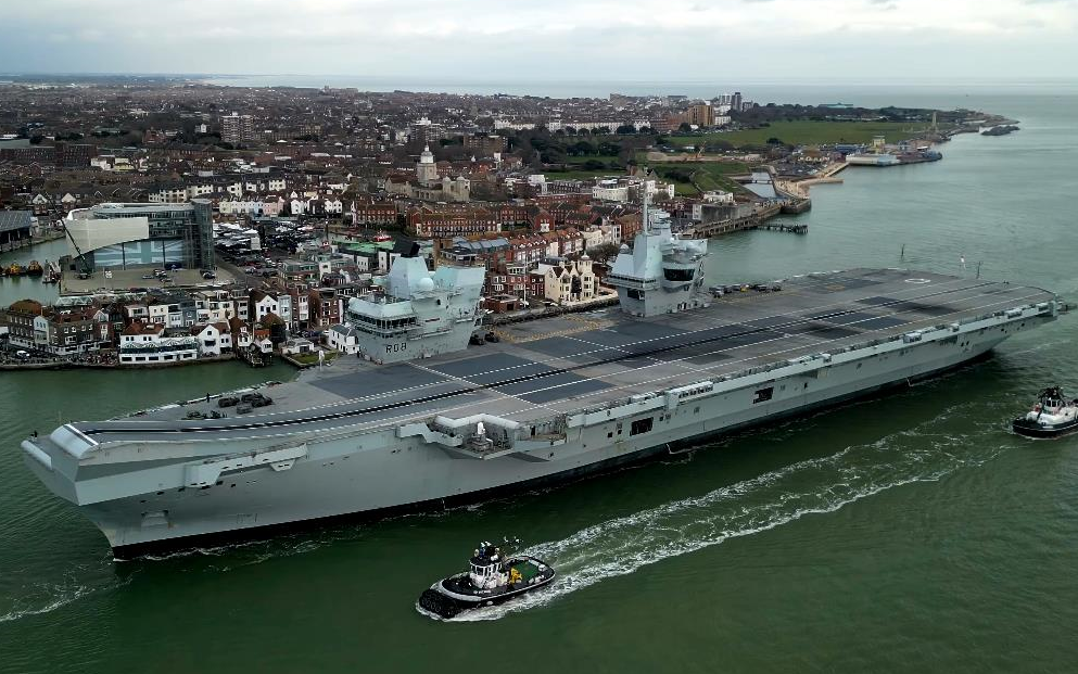 【航拍】伊丽莎白女王级航空母舰"伊丽莎白女王"号(r08)驶入朴茨茅斯