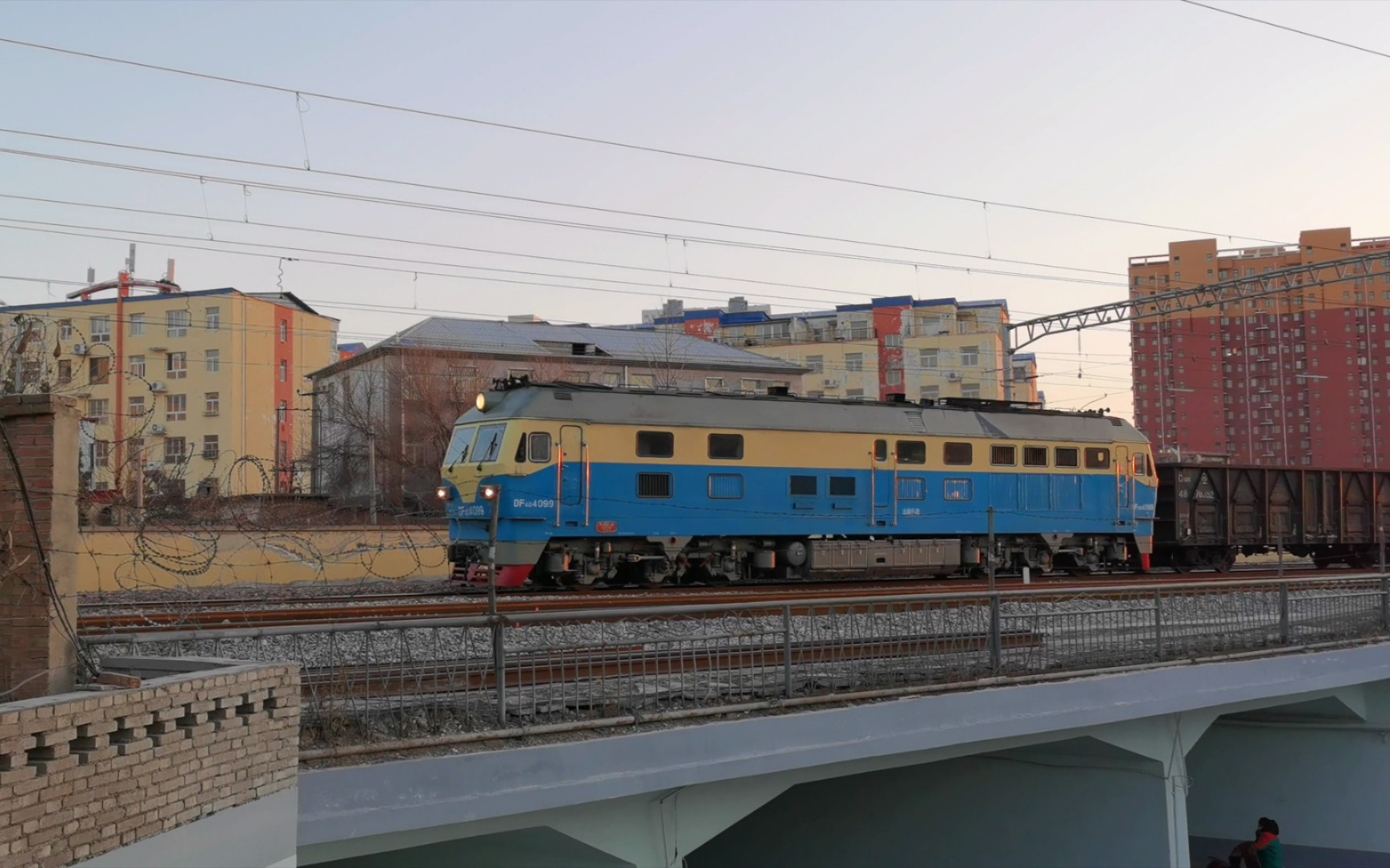 再见2022,内燃机车df4d-4099牵引x0071去保定南站