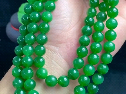 和田玉碧玉阳绿10mm108颗佛珠挂链,玉质细腻脂粉油性十足色泽饱翠绿