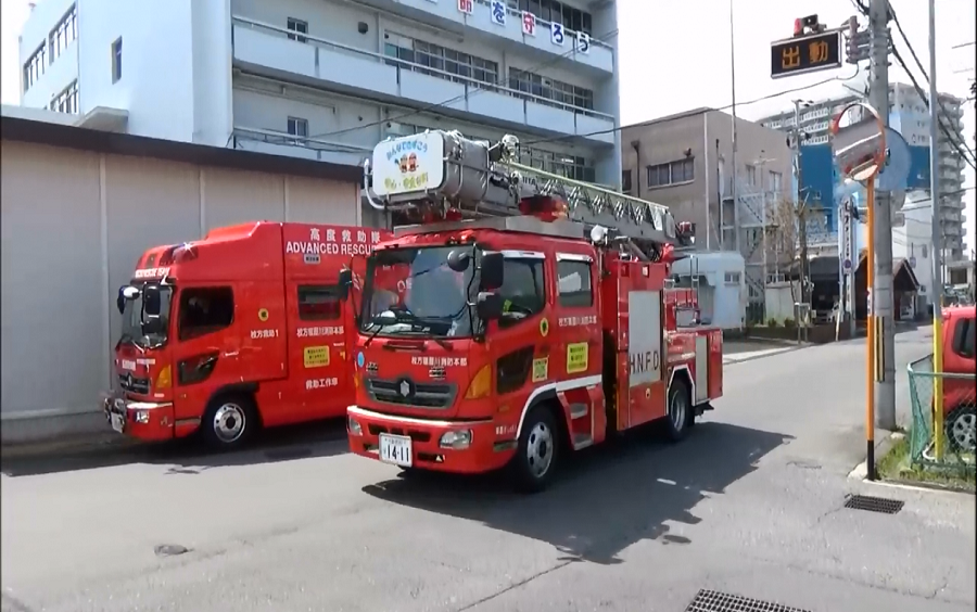 日本寝屋川市消防车出动