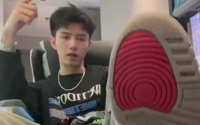 李良鹏,又在秀他新到的球鞋了