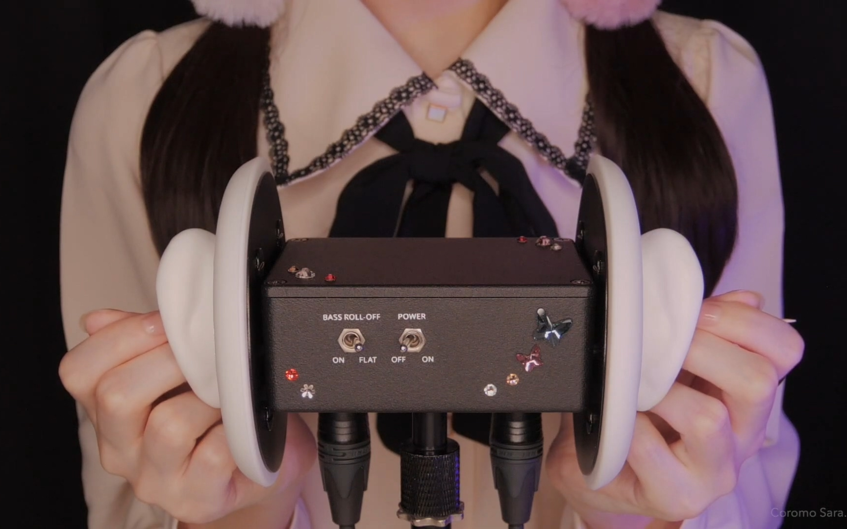 coromo sara-用牙签和指甲清洁耳朵