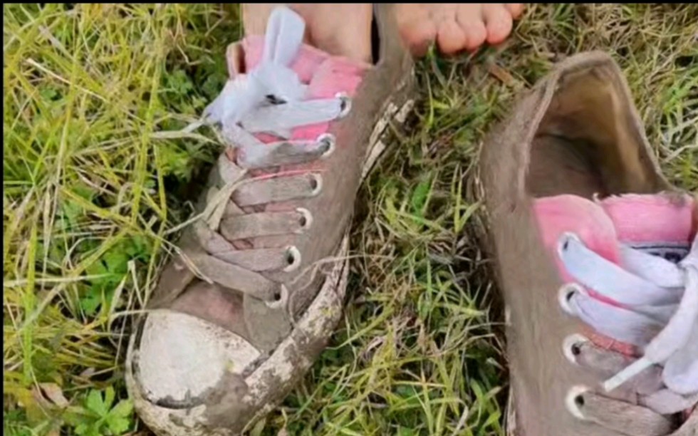 掉进泥坑的帆布鞋