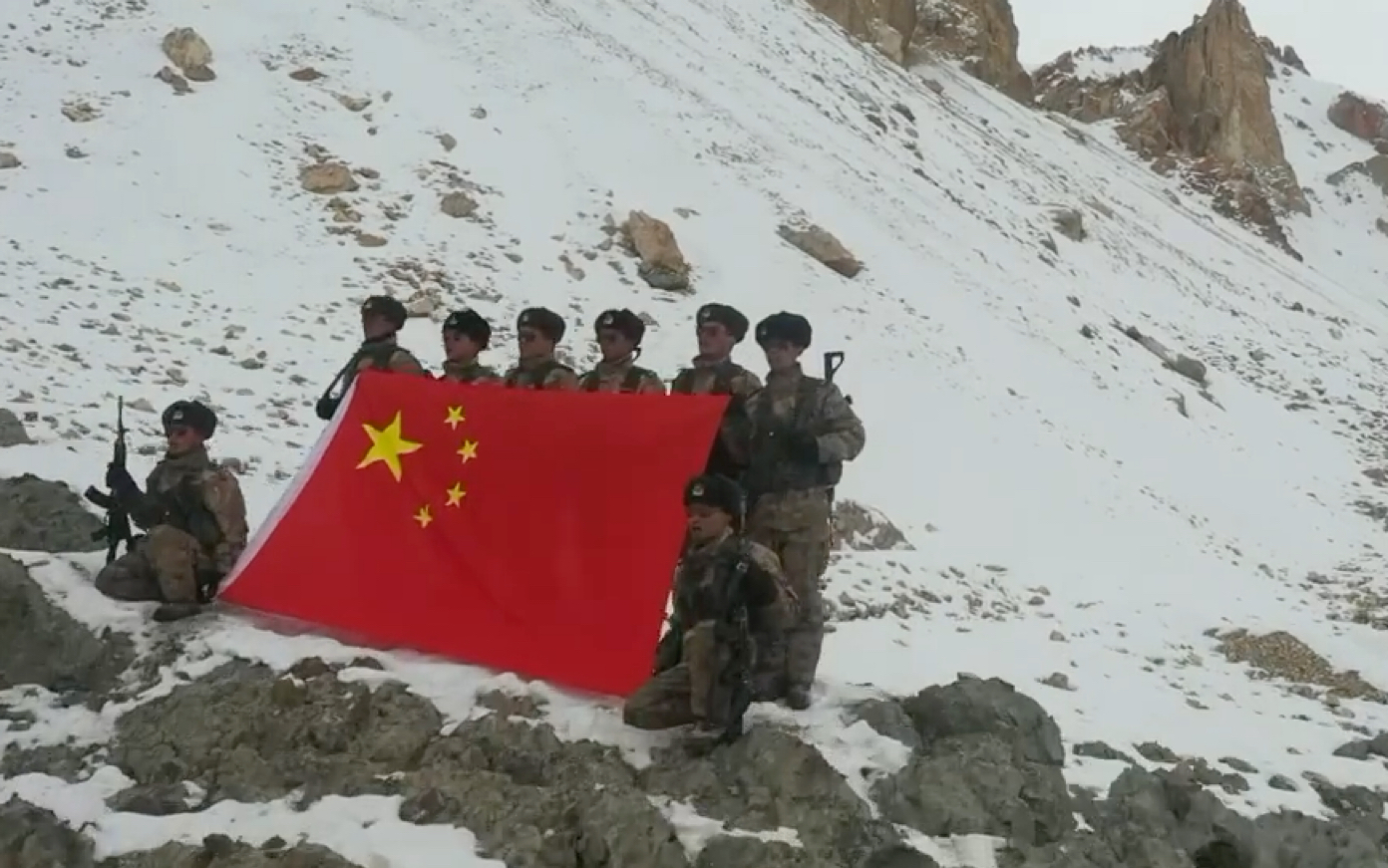 [图]感恩！卫国戍边英雄群体所在团官兵赴康西瓦烈士陵园祭奠英烈