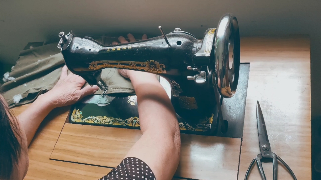 以前的缝纫机,现在的老古董,以前七夕做衣服都是用这做的呢(17ò