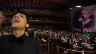 Adele表演期间有位粉丝站到前排一直被保安撵，阿黛尔直接暂停表演1分钟，叫保安不要再去烦他