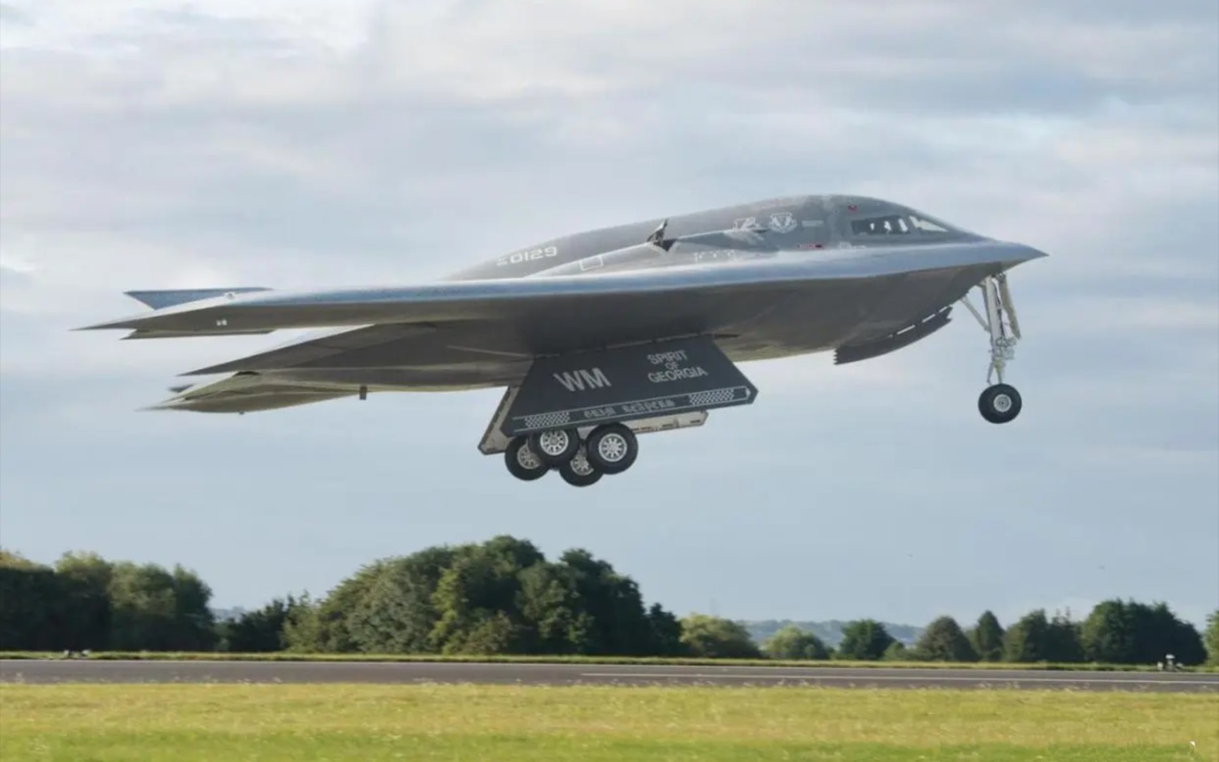 设计超前,被称为外星科技产物的b-2隐身轰炸机有哪些优异的性能?