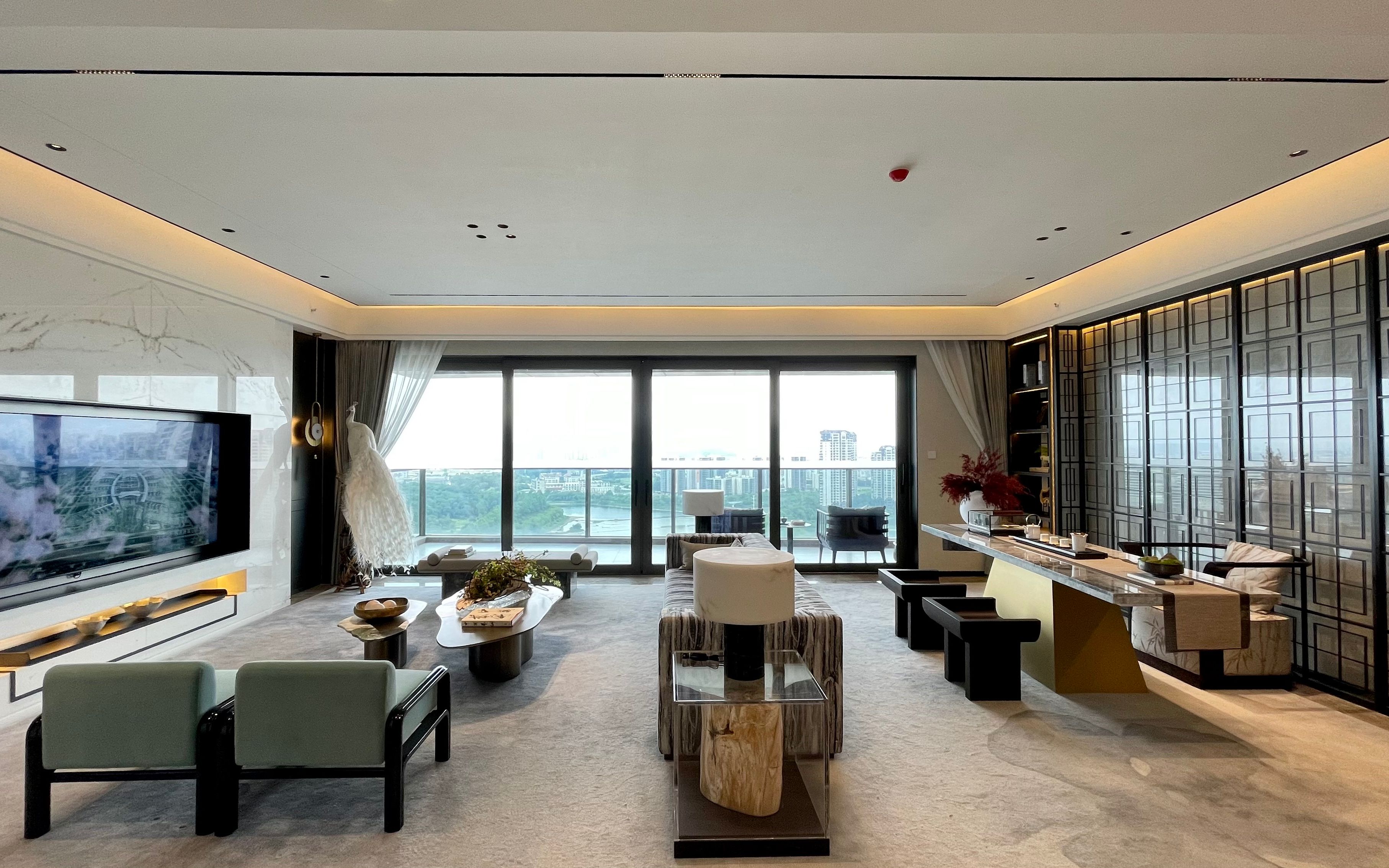 广州247平方大平层,8.1米宽大客厅,推开窗就是一线湖景
