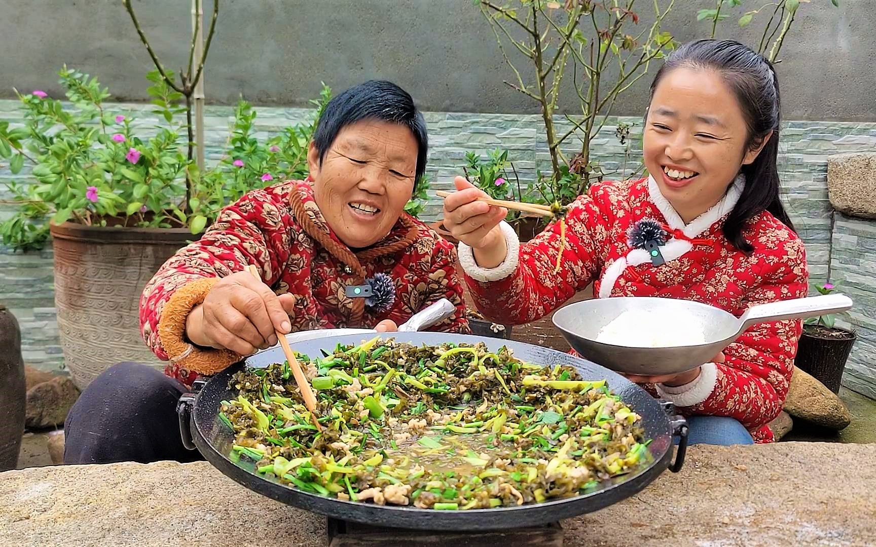 地皮菜洗干净了,配着肉丁炒一锅又香又下饭,叫上婆婆尝尝鲜哔哩哔哩bilibili