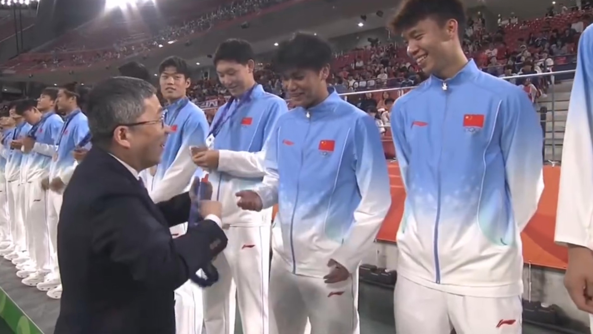 中国男足高光时刻！亚运会男足颁奖典礼，中国足协副主席许基仁为U23国足颁发铜牌！