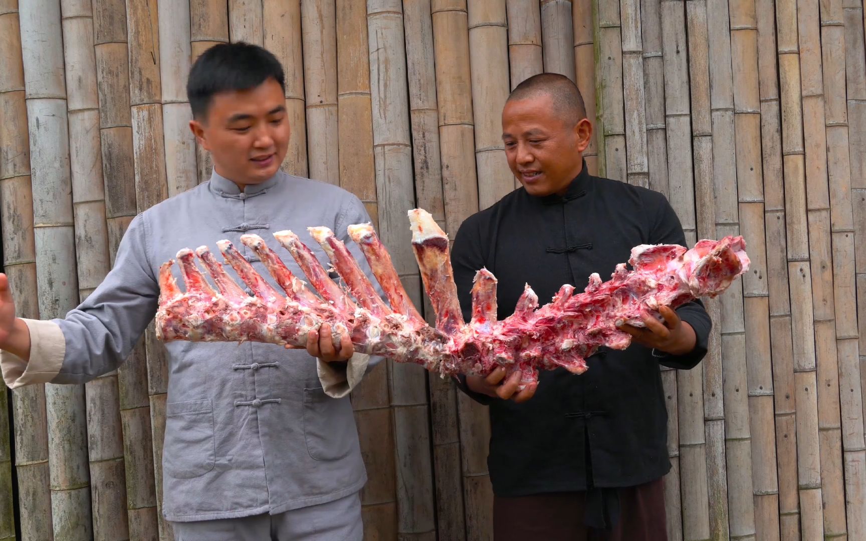 13买根牛龙骨,麻辣兄弟做“酱牛骨”小火慢炖4小时,啃着真香哔哩哔哩bilibili