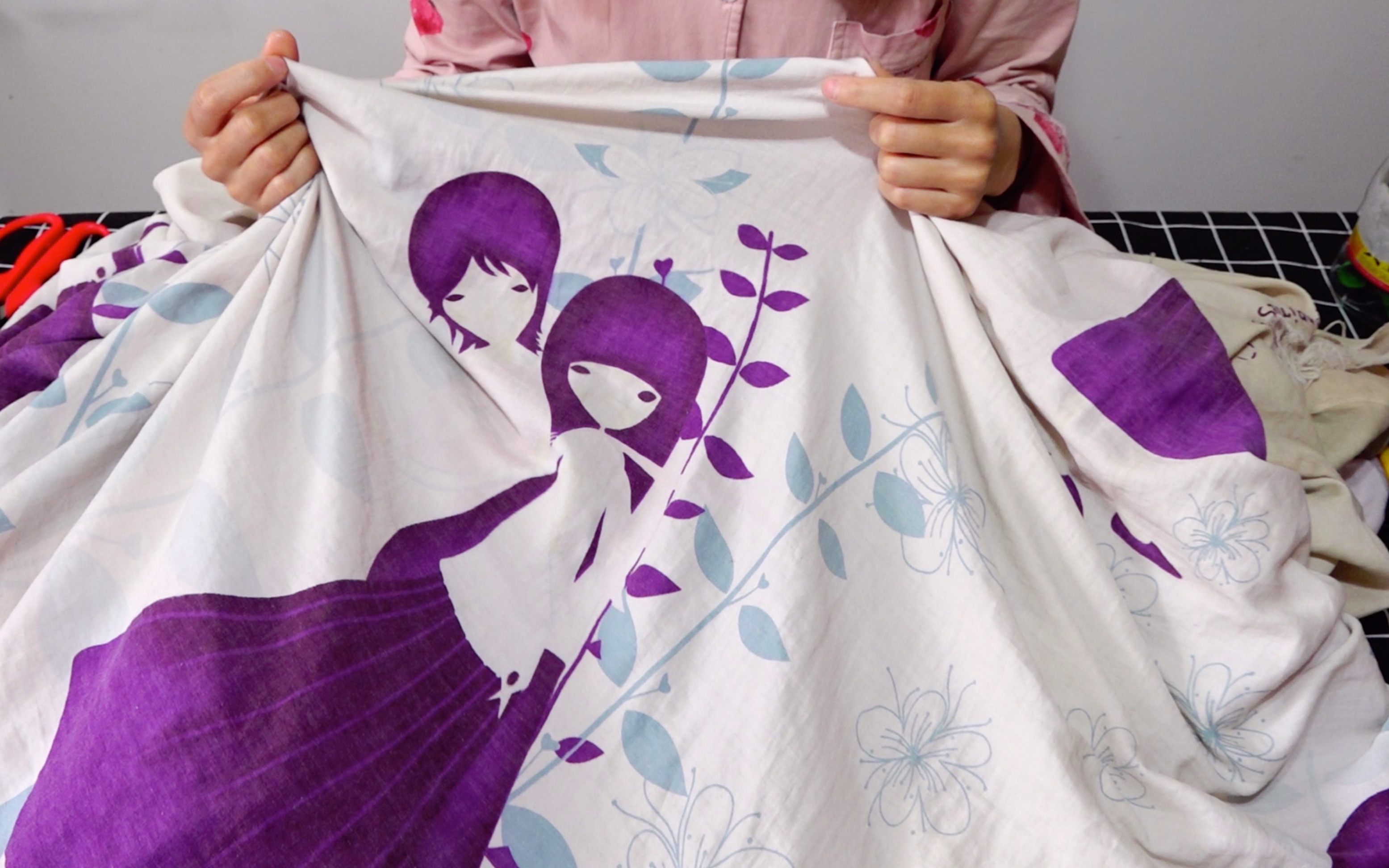 旧被罩还能这样用,剪一剪缝一缝,套在电视上太实用了